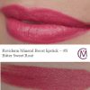Reviderm Make-up Mineral Boost lipstick, hoe gebruik je deze lipstick met intesse kleurbeleving? Breng de lipstick aan zoals u dat gewend bent. Verdeel over de lippen voor een mooie gekleurde, glanzende lip. Gebruik voor een langdurige hold, vooraf de Reviderm